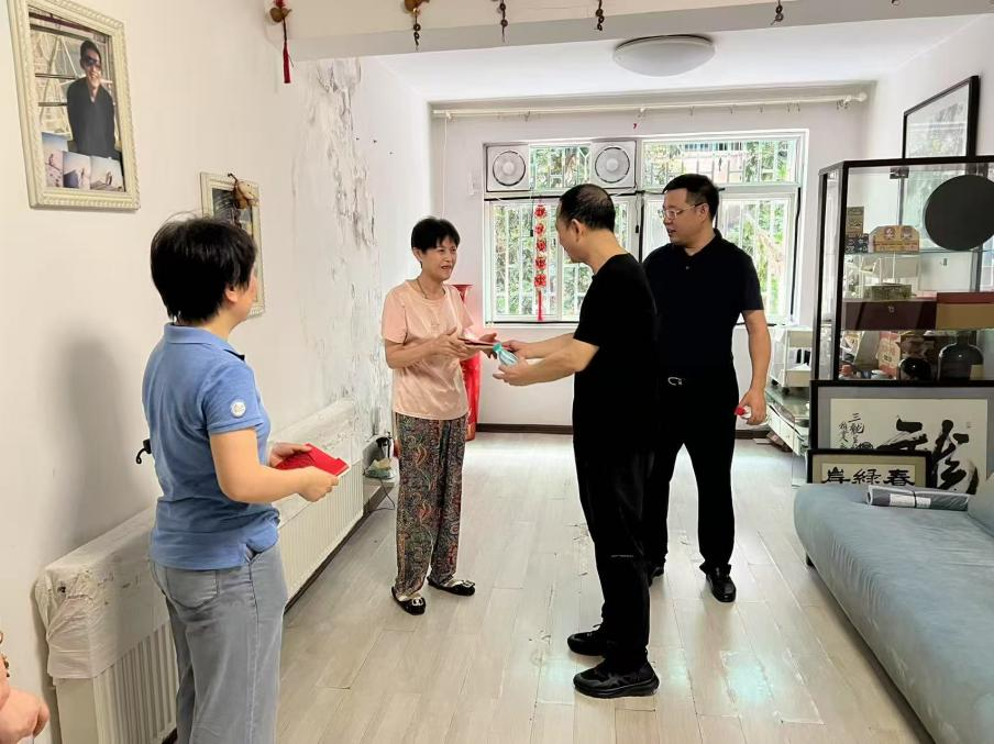 稅企同心 愛心同行——中南建設(shè)集團(tuán)機關(guān)三支部與裕南街稅務(wù)分局黨支部開展支部聯(lián)建暨困難群眾精準(zhǔn)幫扶活動